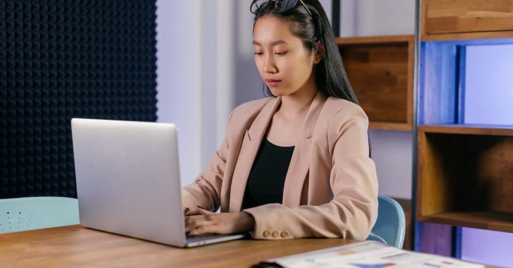 businesswoman accountant working on laptop (1)