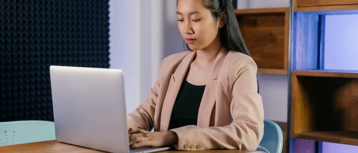 businesswoman accountant working on laptop (1)